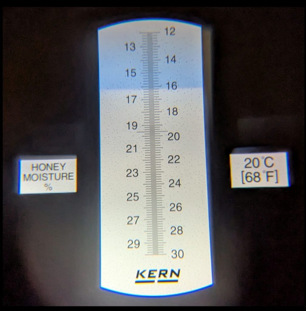 Wassergehalt des Robinienhonig 16,2 Prozent, die Bienen haben gute Arbeit geleistet, ein Spitzenhonig